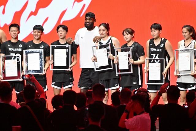 詹姆斯中国行成都站图集：赵睿&amp;amp;李梦等球星出席活动 老詹美美拍照