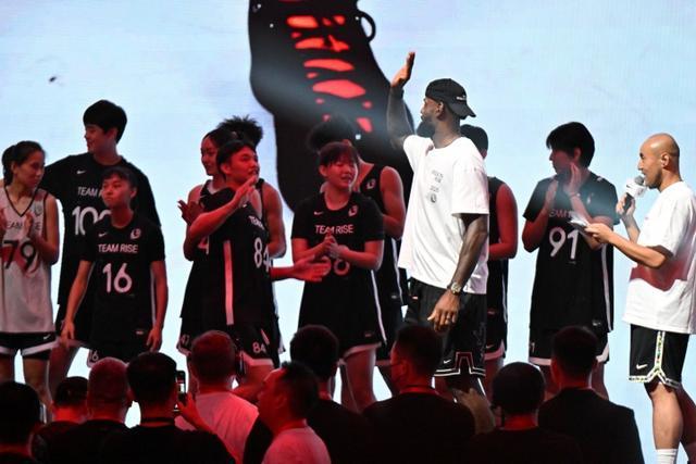 詹姆斯中国行成都站图集：赵睿&amp;amp;李梦等球星出席活动 老詹美美拍照