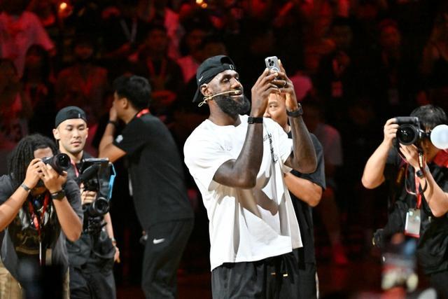 詹姆斯中国行成都站图集：赵睿&amp;amp;李梦等球星出席活动 老詹美美拍照