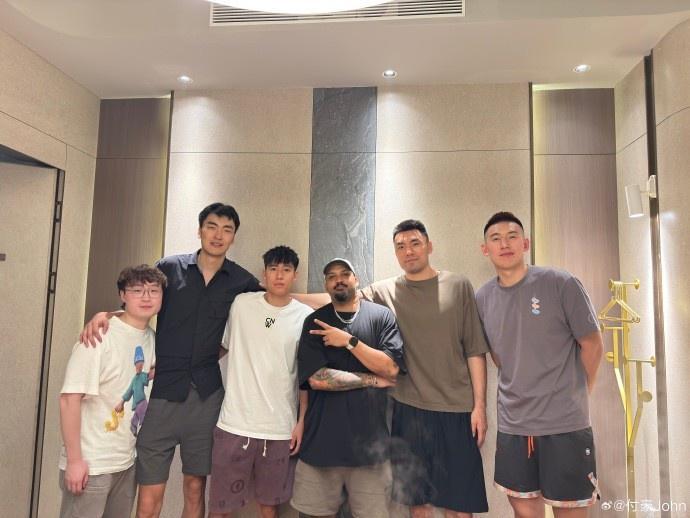 付豪晒与张镇麟&刘雁宇等合照:人生总有很多分岔路口 祝开心顺利