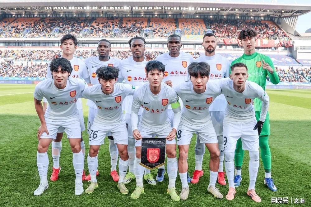 fb体育官网-中超升班马票价太高！球迷怒了 俱乐部门口放韭菜抗议 黄健翔炮轰